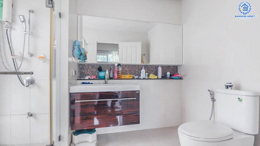 *****บ้านเดี่ยวมือสองย่านนนทบุรี หมู่บ้าน เดอะเซนโทร รัตนาธิเบศร์-ราชพฤกษ์ เนื้อที่กว้างขวางเกือบ 51 ตร.ว.  ฟังก์ชัน 3 ห้องนอน 3 ห้องน้ำ ที่จอดรถ 2 คัน เฟอร์นิเจอร์บิ้วท์อิน พร้อมอยู่ บนทำเลแห่งการเดินทาง ใกล้รถไฟฟ้าสายสีม่วง "สถานีบางพลู" และทางด่วน "งามวงศ์วาน"